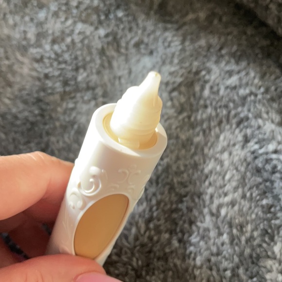 KVD 021 Light True Portrait Foundation - Picture 4 of 6